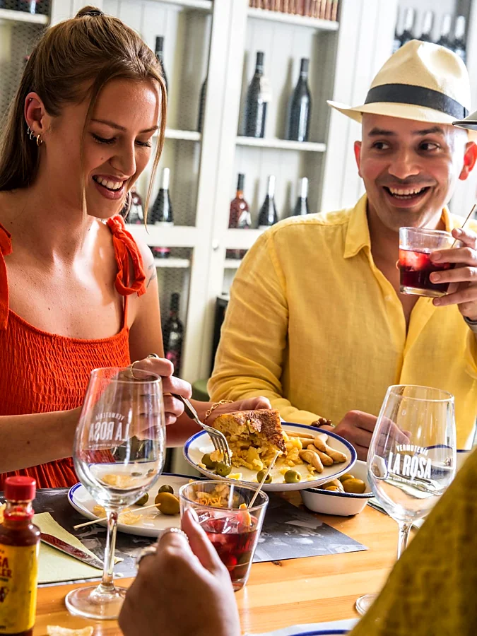 Recreación ilustrativa: Tapas y vinos de Palma con anfitrión local