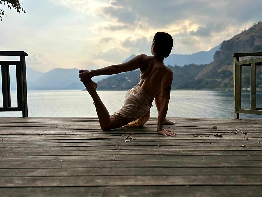 Recreación ilustrativa: Vinyasa Yoga Flow en una shala de Palma