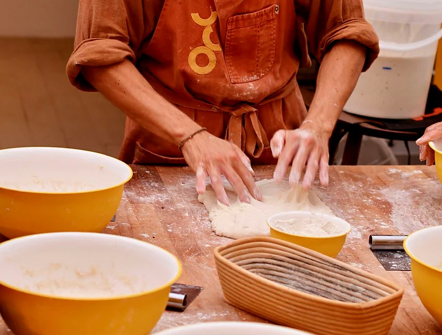 Recreación ilustrativa: Taller de pan artesano de masa madre