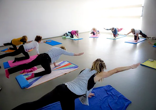 Recreación ilustrativa: Yoga de vitalidad en CIVICAN