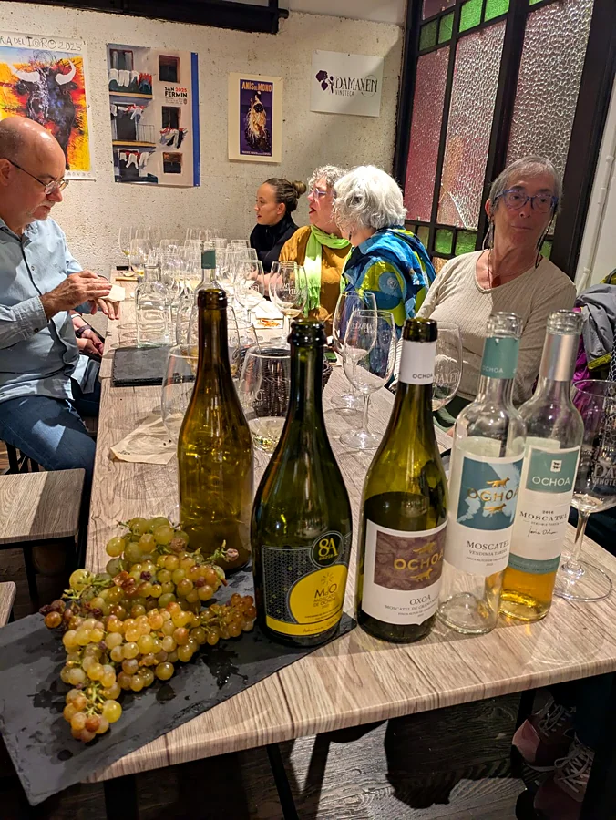 Recreación ilustrativa: Cata de cinco vinos con cinco quesos