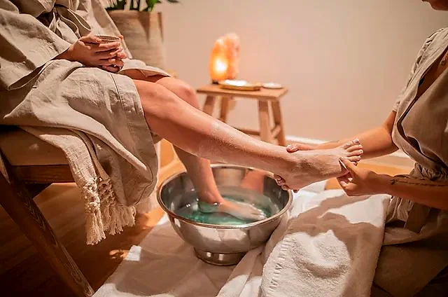Recreación ilustrativa: Foot spa con baño de sales y masaje podal