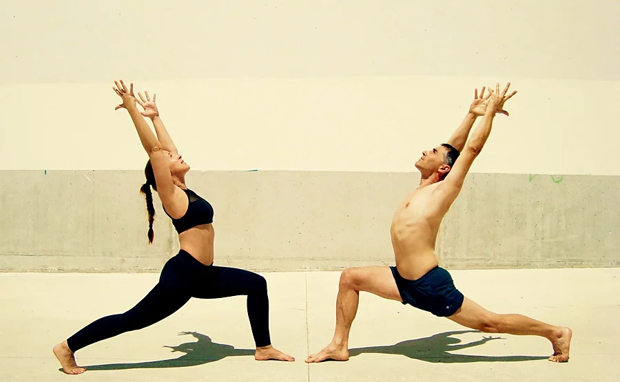 Recreación ilustrativa: Clase suelta de yoga en Urban Yoga Studio
