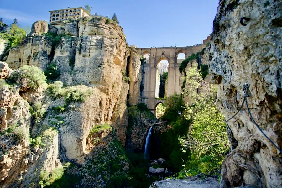 Recreación ilustrativa: Barranquismo bajo el Puente Nuevo con Al Andalus Activa