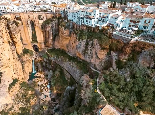 Recreación ilustrativa: Camino del Desfiladero del Tajo: recorrido bajo los puentes de Ronda