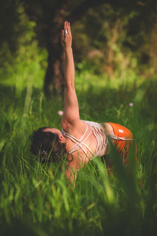 Recreación ilustrativa: Clase privada de yoga y meditación con Goretti