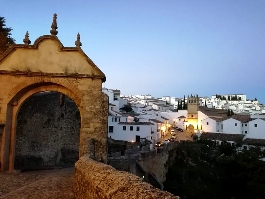Recreación ilustrativa: Ronda desde fuera: paseo guiado por sus murallas