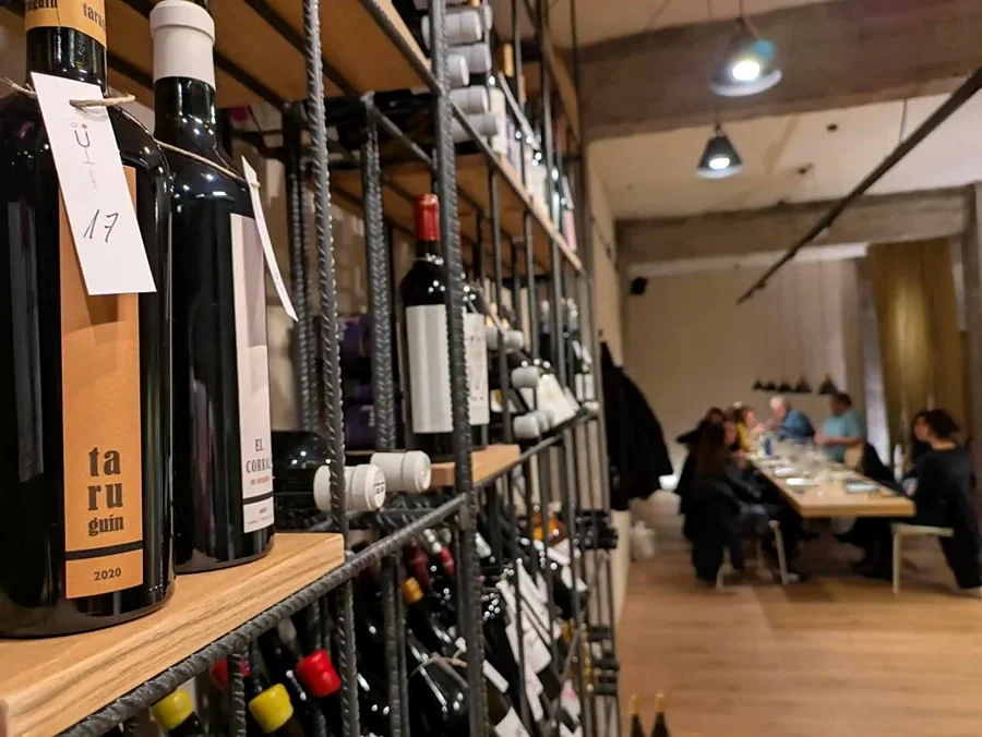 Recreación ilustrativa: Paseos entre cepas: cata de vinos en formato wine flight