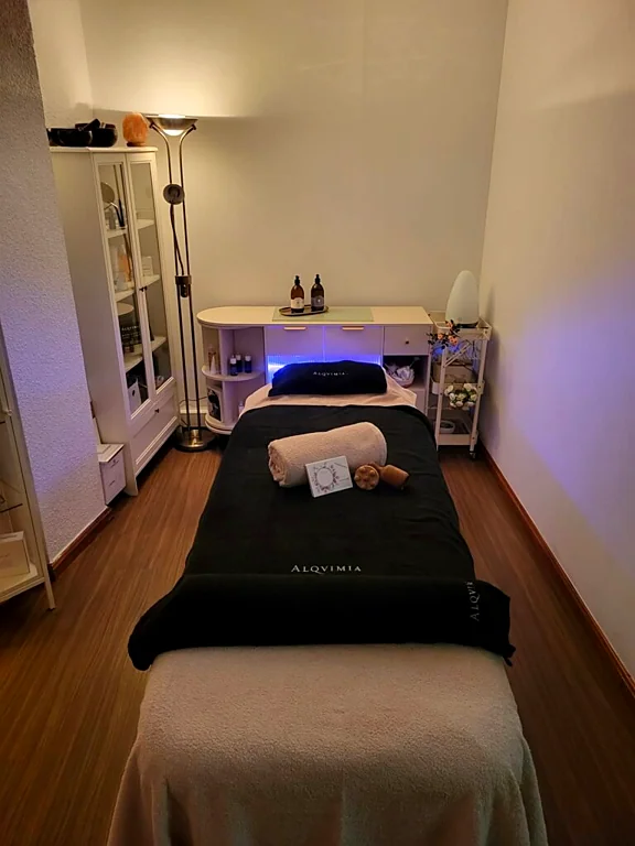 Recreación ilustrativa: Masaje terapéutico o shiatsu personalizado