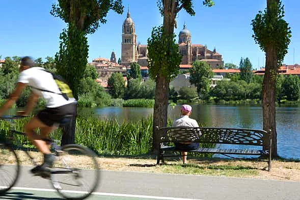 Recreación ilustrativa: Salamanca en bicicleta: del Tormes a sus parques y plazas