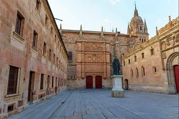 Recreación ilustrativa: Escuelas Mayores y Universidad de Salamanca con guía