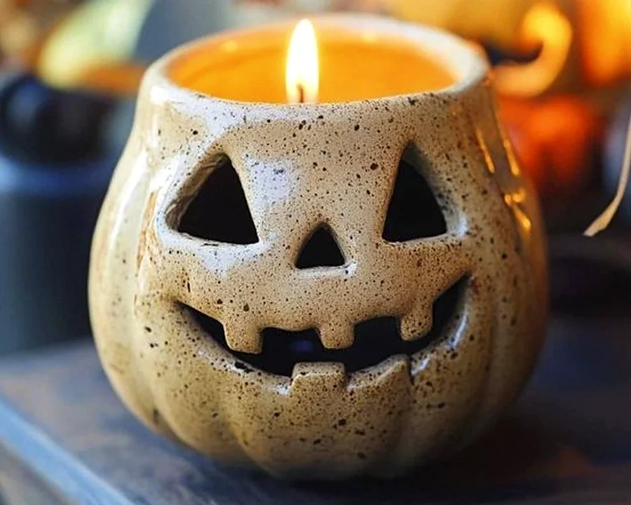 Recreación ilustrativa: Cerámica de Halloween para crear en familia