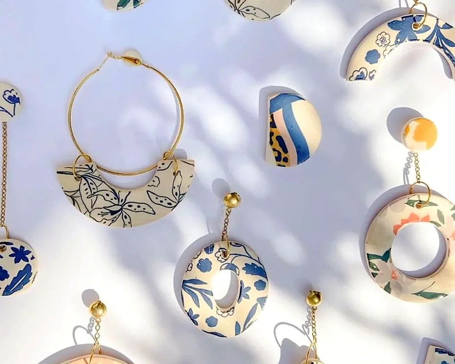 Recreación ilustrativa: Diseña pendientes y otras piezas de joyería cerámica
