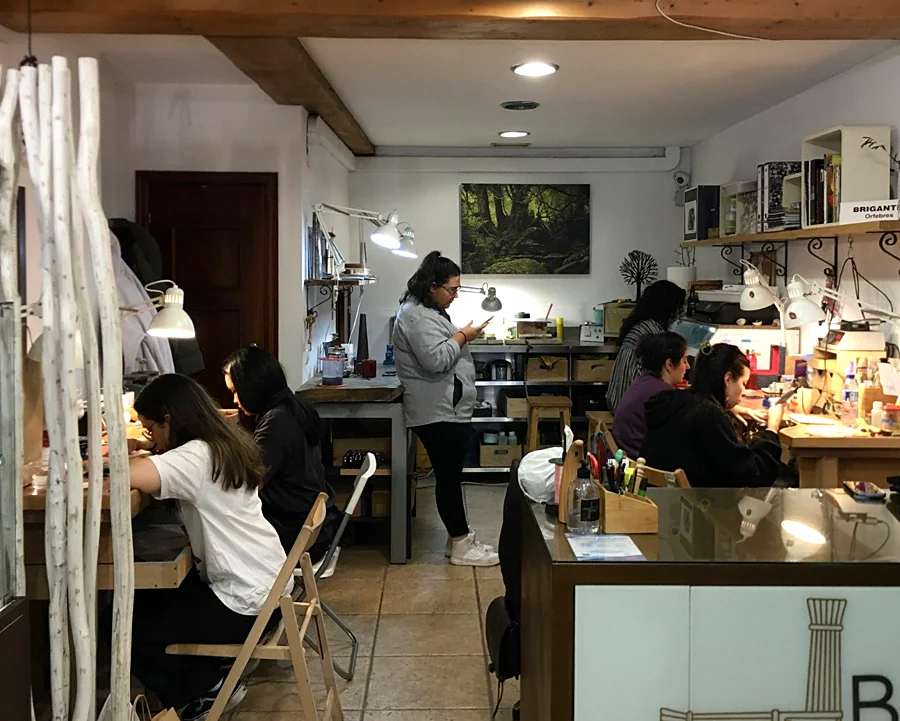 Recreación ilustrativa: Iniciación a la joyería artesanal en Brigantia