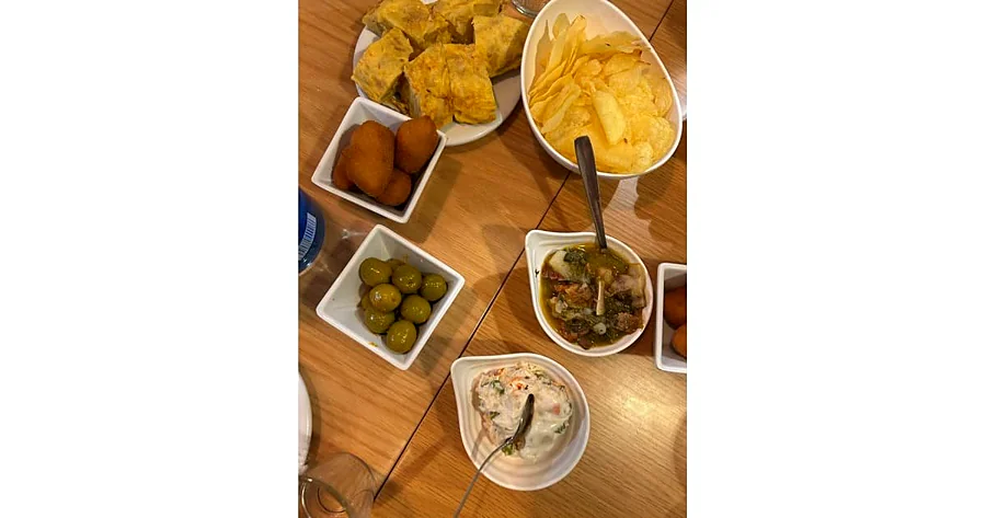 Recreación ilustrativa: Ruta de tapas y vinos con guía local