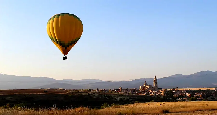 Recreación ilustrativa: Amanecer en globo sobre Segovia con brindis y desayuno
