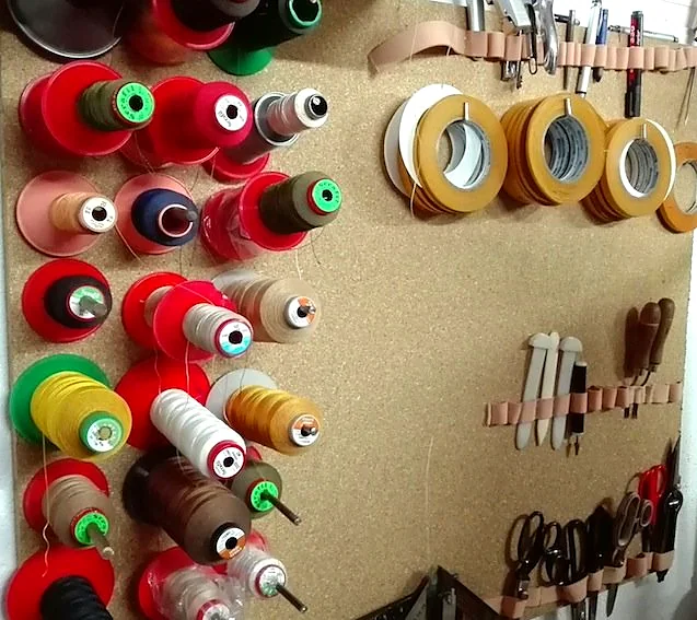 Recreación ilustrativa: Iniciación al cuero: aprende a cortar, coser y crear pequeñas piezas