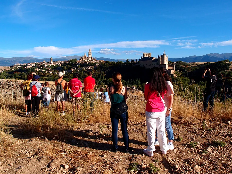 Recreación ilustrativa: Senderismo por los miradores y las laderas verdes de Segovia