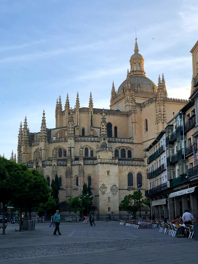 Recreación ilustrativa: Ciudad, Catedral y Alcázar con guía