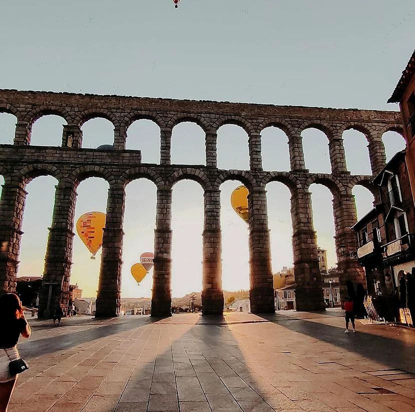 Recreación ilustrativa: Segovia desde el aire en globo aerostático