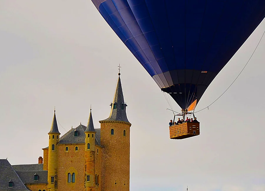 Recreación ilustrativa: Amanecer en globo sobre Segovia