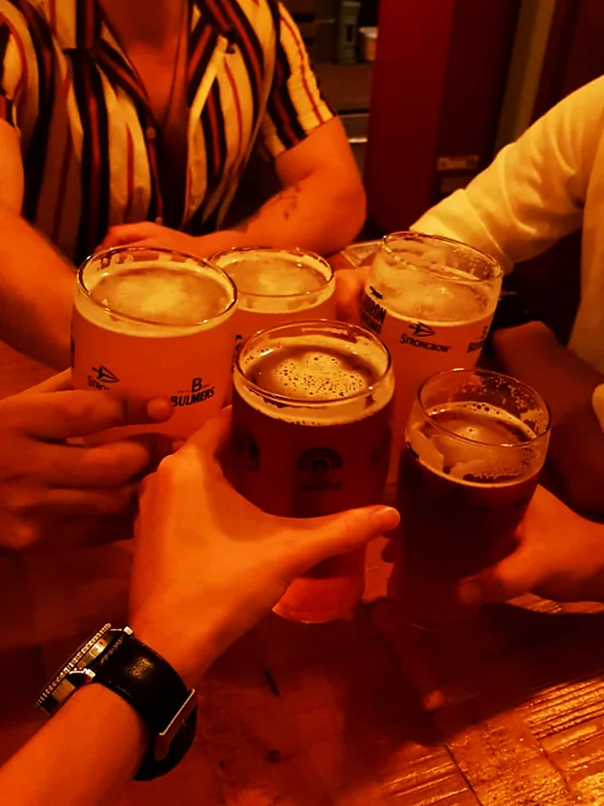 Recreación ilustrativa: Ruta de cerveza artesanal por tres bares sevillanos