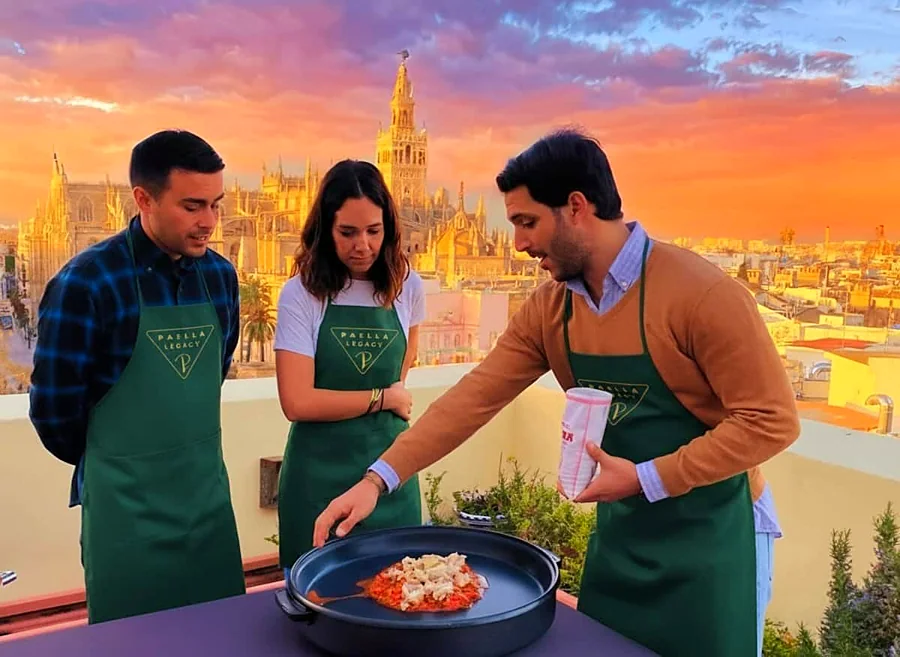 Recreación ilustrativa: Clase de paella en azotea con vino y aperitivos