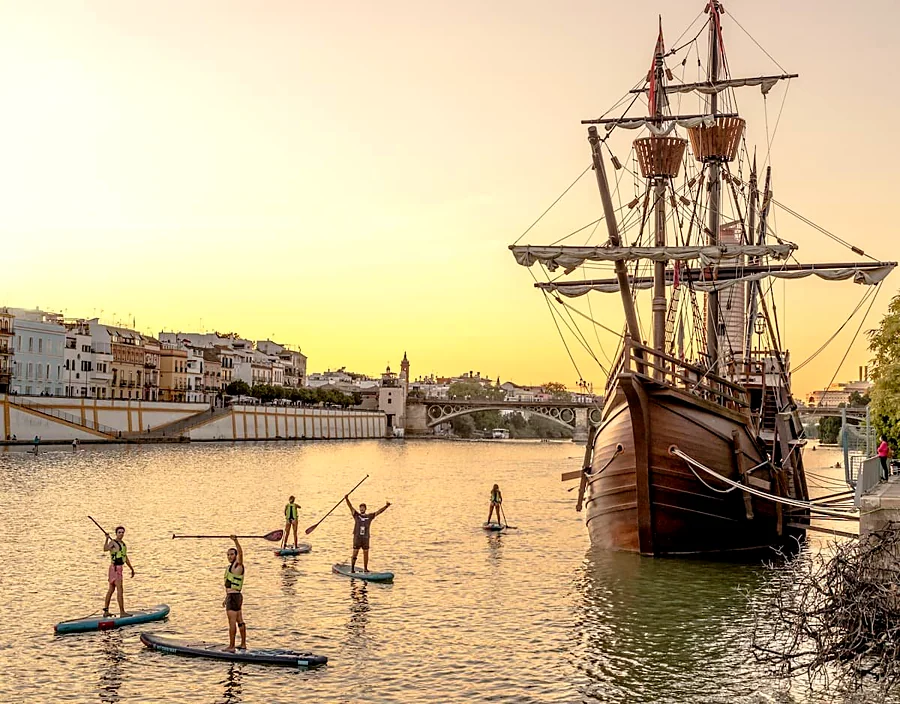 Recreación ilustrativa: Explora Sevilla remando en una tabla de paddle surf