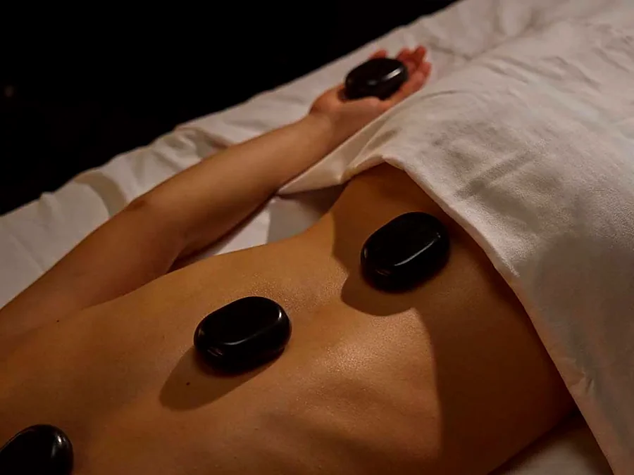 Recreación ilustrativa: Love Myself: masaje con piedras calientes y baños