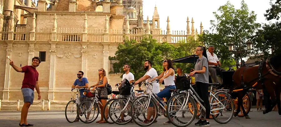 Recreación ilustrativa: Tour en bicicleta por Sevilla con guías locales