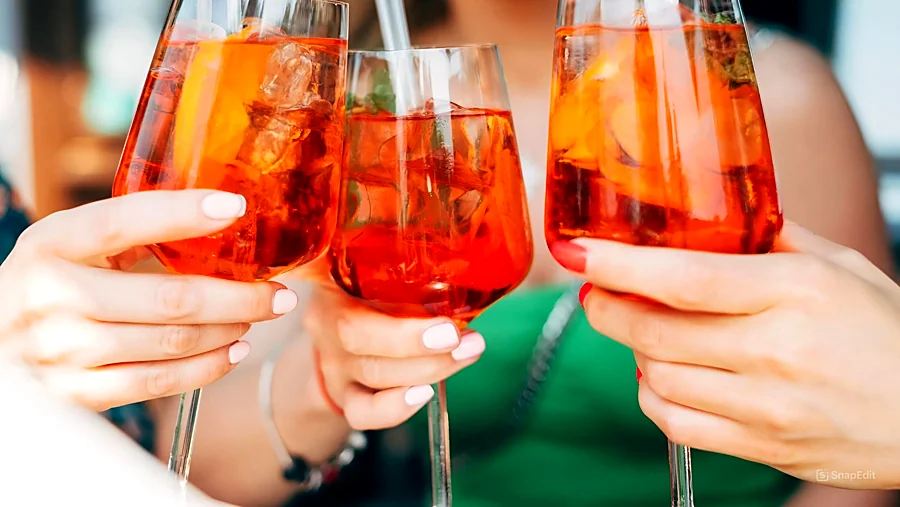Recreación ilustrativa: Prepara sangrías y spritz con tapas sevillanas