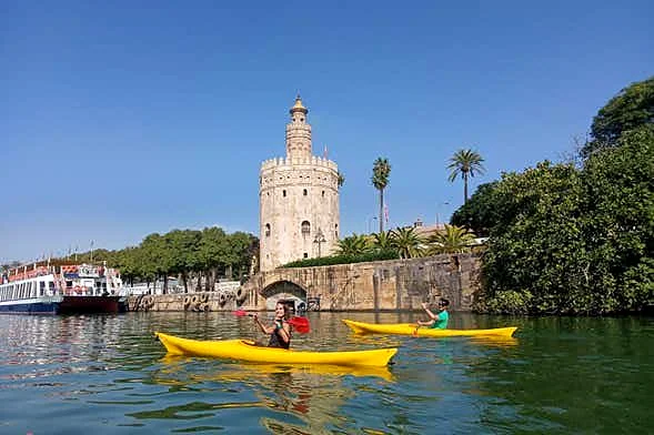Recreación ilustrativa: Rema a tu aire en kayak por el Guadalquivir