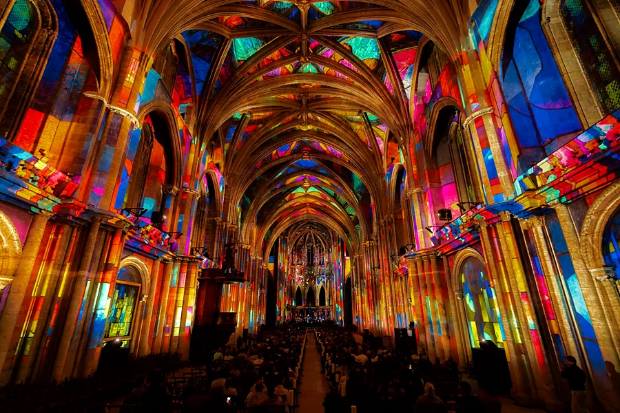 Recreación ilustrativa: Luminiscence: videomapping y música en la parroquia de San Jacinto