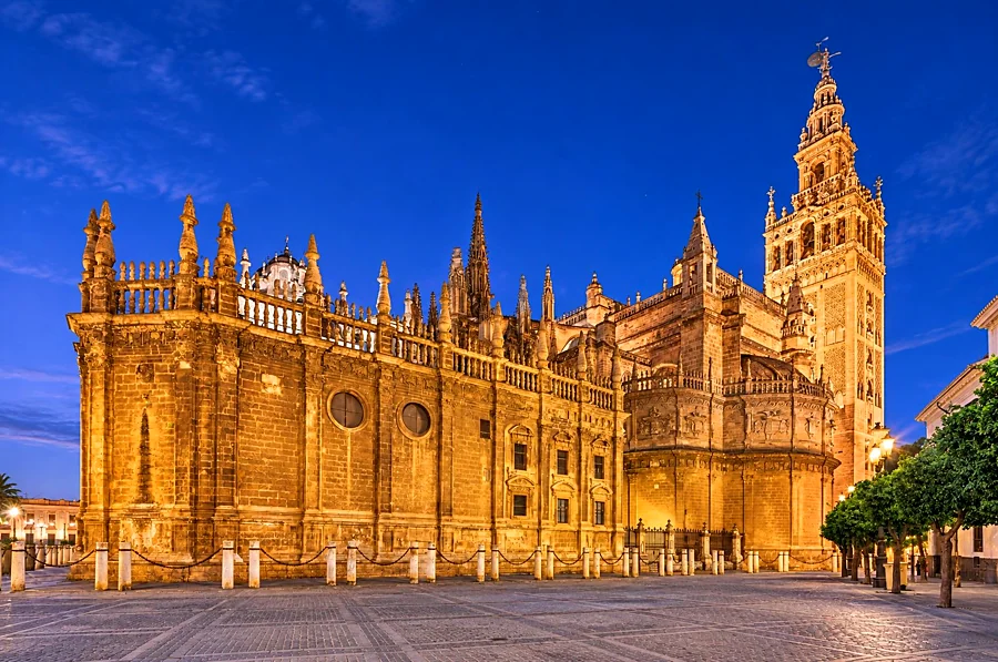 Recreación ilustrativa: Sevilla al anochecer: paseo privado con María Ramírez