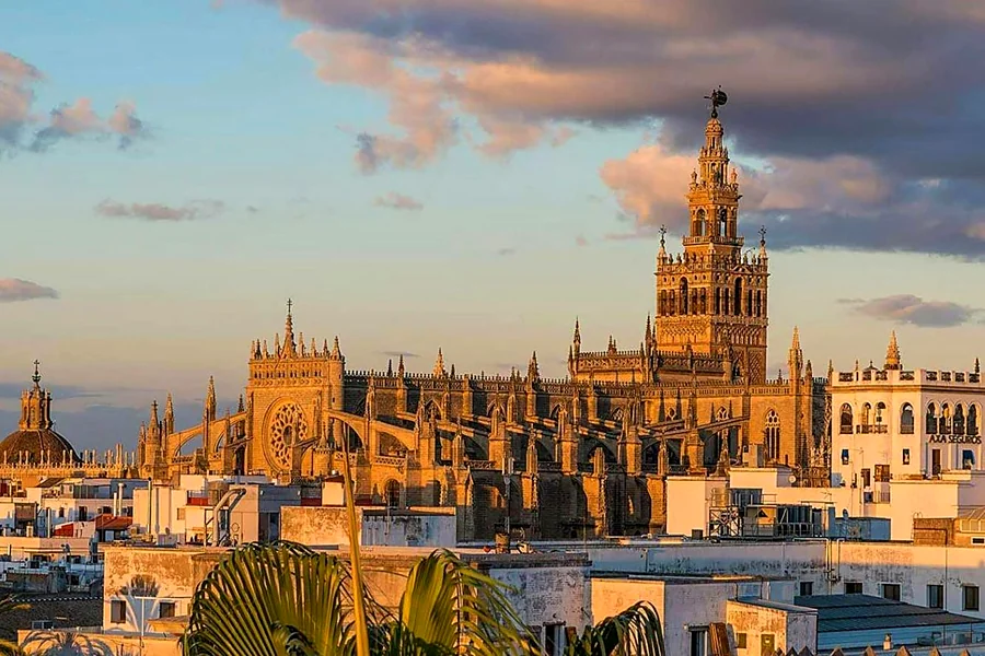 Recreación ilustrativa: Centro histórico, Santa Cruz y vistas de Triana con guía local