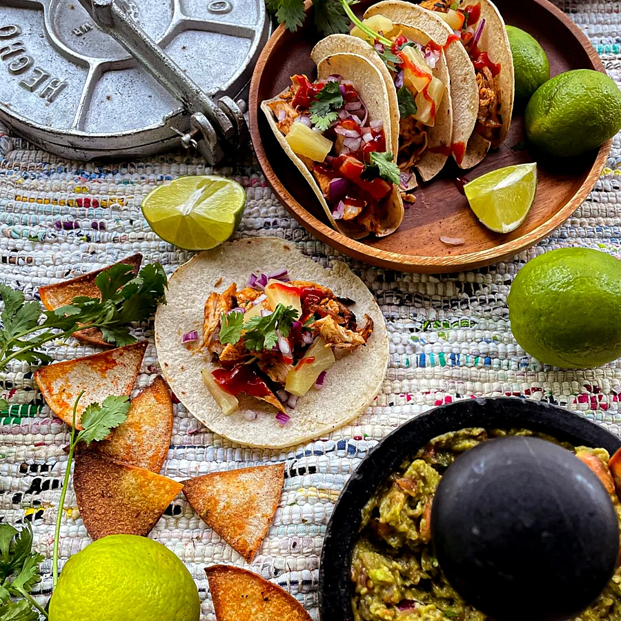 Recreación ilustrativa: Taller de cocina mexicana con tacos y chilaquiles