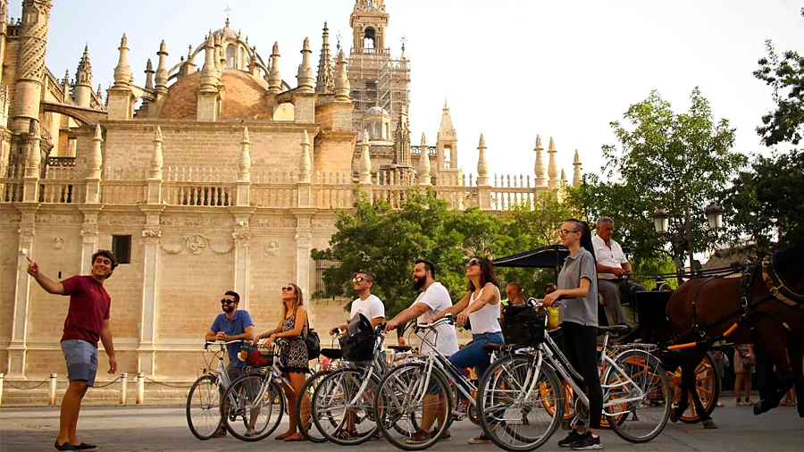 Recreación ilustrativa: Sevilla en bicicleta con guía local