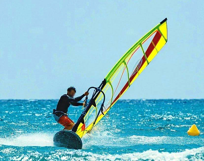 Recreación ilustrativa: Alquiler de tabla de windsurf en Playa Larga