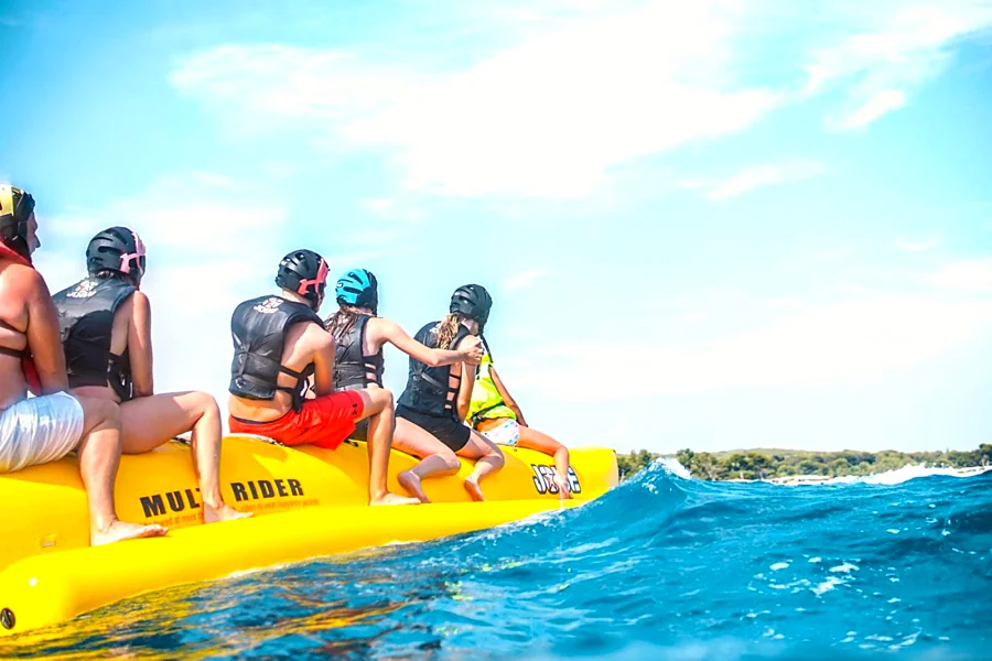 Recreación ilustrativa: Salida en banana boat desde el puerto de Tarragona