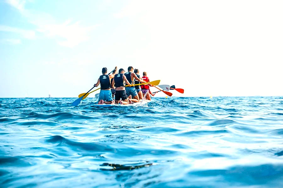 Recreación ilustrativa: Big paddle surf en grupo en Playa Larga