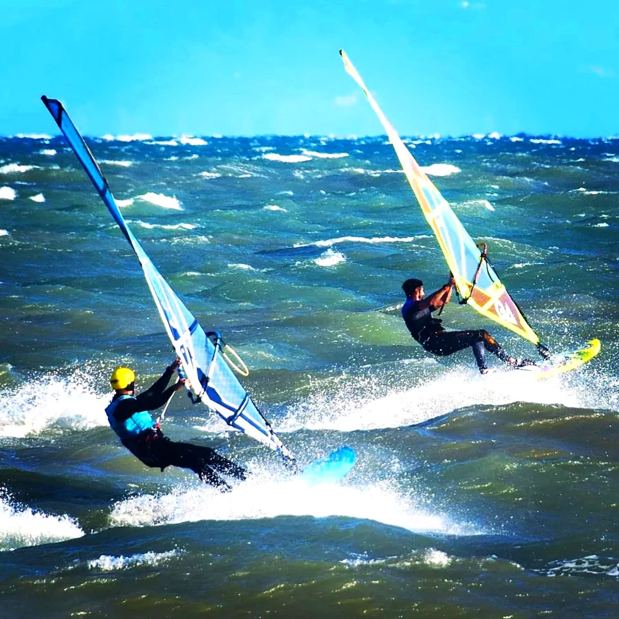 Recreación ilustrativa: Clase de iniciación al windsurf en Playa Larga