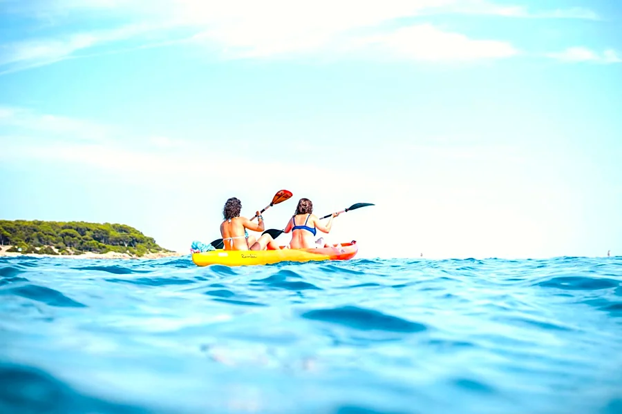 Recreación ilustrativa: Remada en kayak por la costa de Playa Larga
