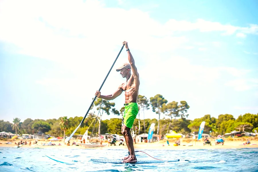Recreación ilustrativa: Paddle surf o surf de alquiler en Playa Larga