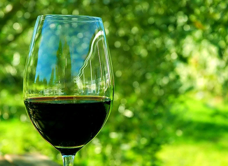 Recreación ilustrativa: Cata comentada de cinco vinos con aperitivos en Toledo