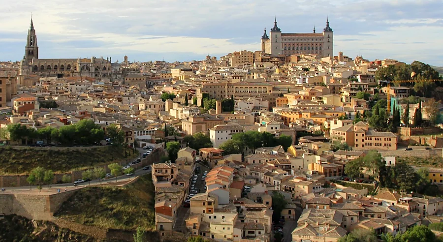 Recreación ilustrativa: Toledo esencial con entrada a un claustro y degustación de mazapán