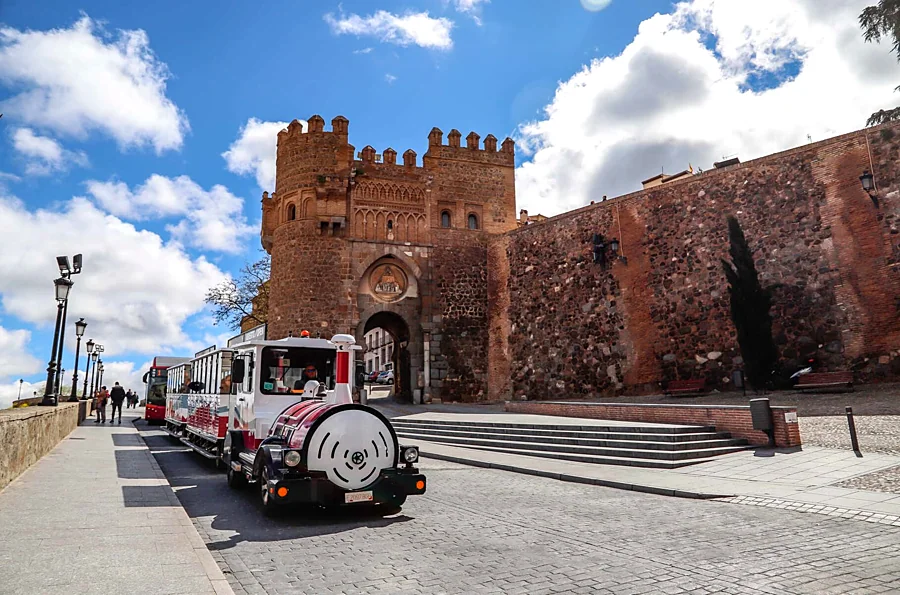 Recreación ilustrativa: Toledo panorámico en tren turístico