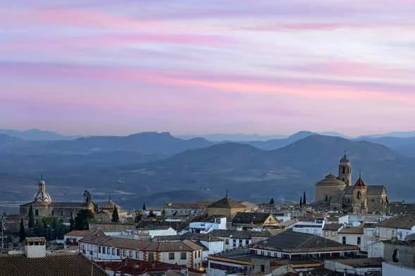 Recreación ilustrativa: Úbeda al atardecer y visita al Palacio Vela de los Cobos