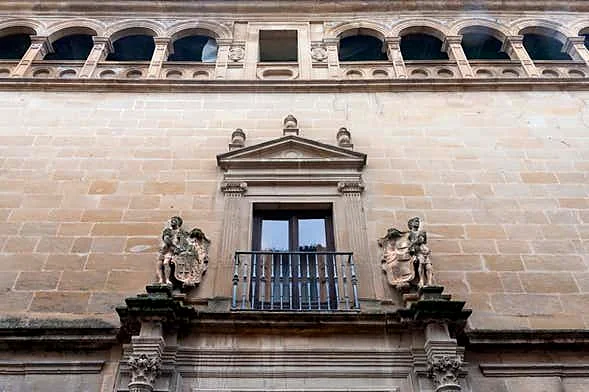 Recreación ilustrativa: Interior del Palacio Vela de los Cobos con guía