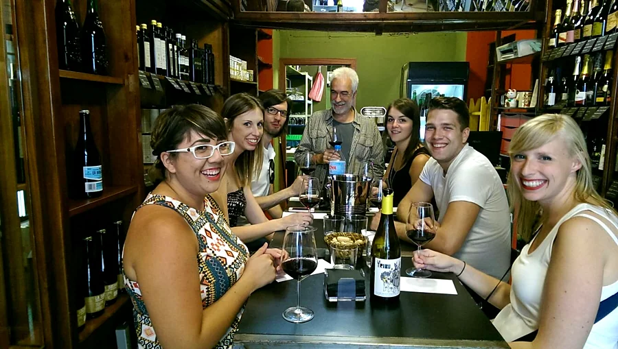 Recreación ilustrativa: Cata de vinos valencianos en el centro histórico