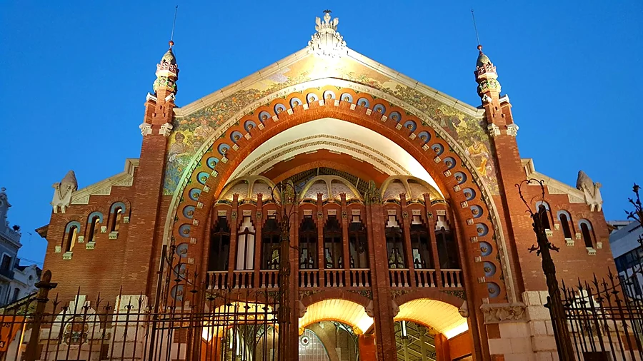 Recreación ilustrativa: València modernista: estación, Ensanche y Mercado de Colón